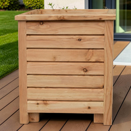 Holz Blumenkübel Neuastenberg auf einer Holzterrasse vor Rasen und Fensterfront
