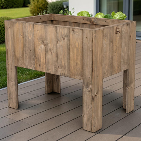 Lasiertes Hochbeet Deutmecketal mit Salat auf einer Holzterrasse im Garten