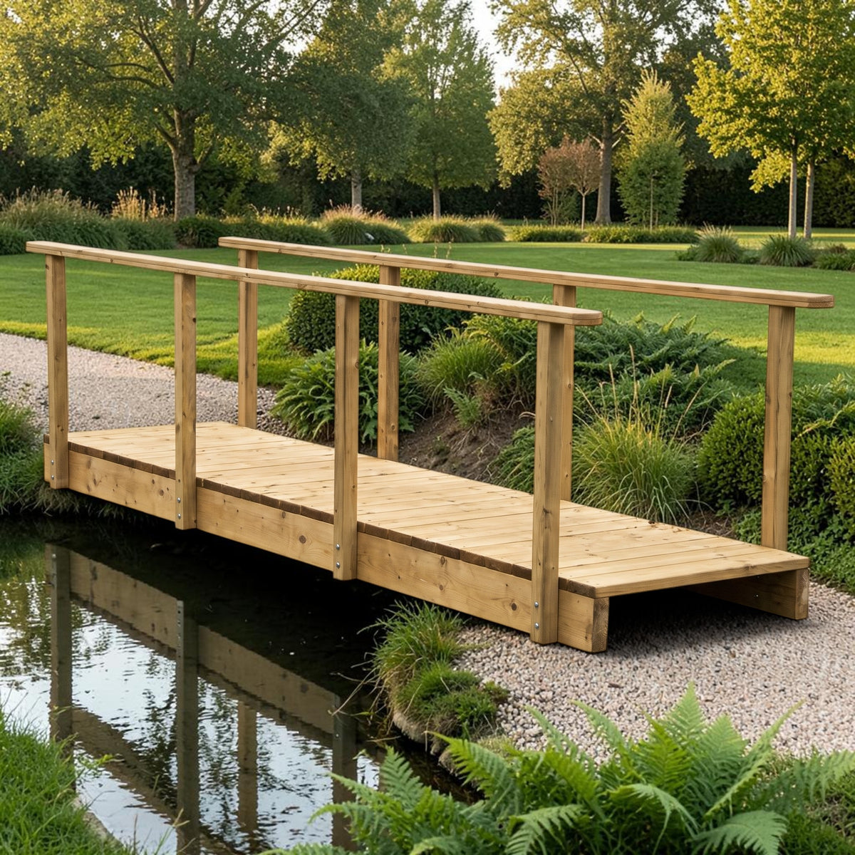 Holz Gartenbrücke Brachtpetal über einem Teich in einer Parkanlage
