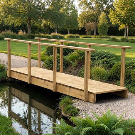 Holz Gartenbrücke Brachtpetal über einem Teich in einer Parkanlage