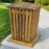 Holz Papierkorb Latferdetal am Rand eines Kieswegs neben Rasen