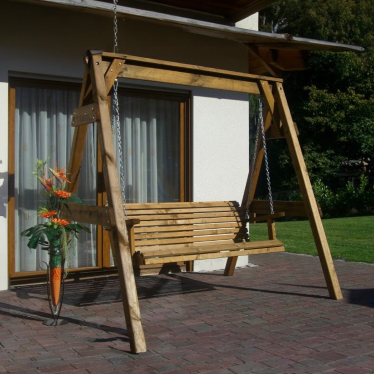 Hollywoodschaukel Ruhrtal kesseldruckimprägniert mit Dach auf einer Terrasse vor dem Haus