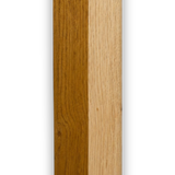Zwei Eichenpfosten nebeneinander in dunklerem und hellerem Holzton, Detail der Oberfläche