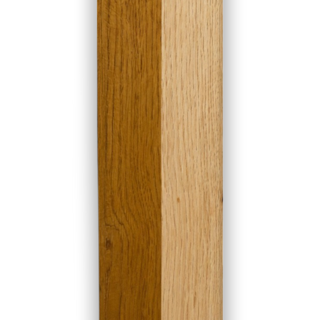 Zwei Eichenpfosten nebeneinander in dunklerem und hellerem Holzton, Detail der Oberfläche
