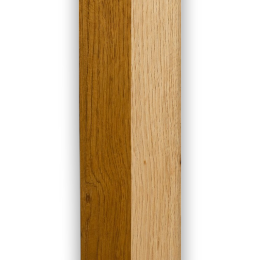 Zwei Eichenpfosten nebeneinander in dunklerem und hellerem Holzton, Detail der Oberfläche