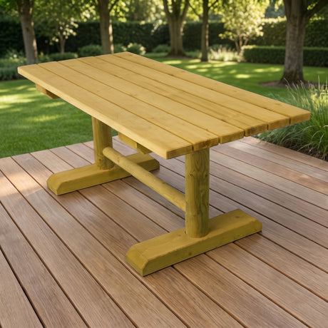 Holz Gartentisch Oestertal auf einer Terrasse am Rasen mit Bäumen
