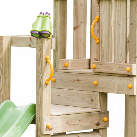 Fernglas, gelbe Haltegriffe und Plattform am Holz Spielturm Altena, Nahaufnahme