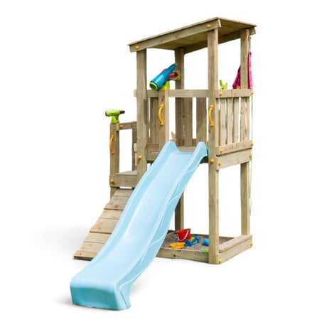 Spielturm Altena aus kesseldruckimprägniertem Holz mit hellblauer Rutsche, Kletterrampe und Sandkasten, Freisteller