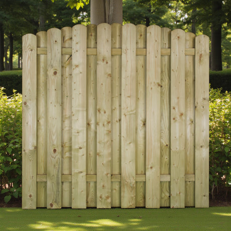 Holz Sichtschutzzaun Fahlenscheid mit Rundbogen vor Bäumen und Hecke im Garten