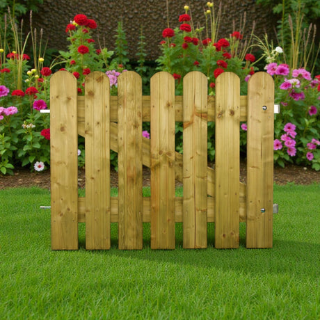 Holz Gartentor mit runden Lattenköpfen auf Rasen vor einem blühenden Blumenbeet