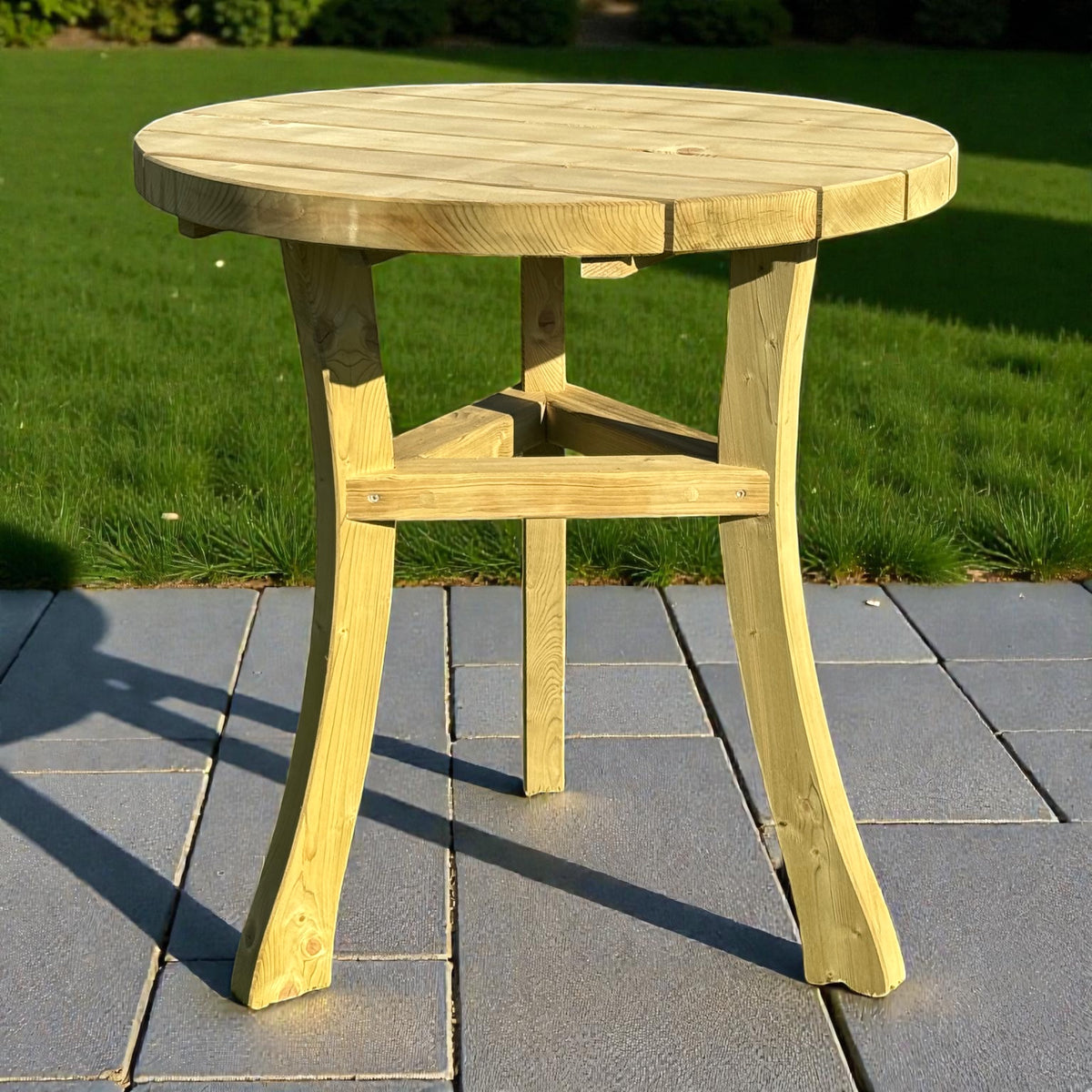 Stehtisch Möhnetal aus Holz auf einer gepflasterten Terrasse am Rasen