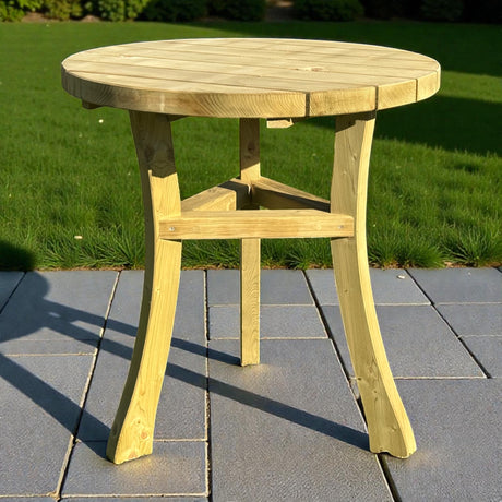 Stehtisch Möhnetal aus Holz auf einer gepflasterten Terrasse am Rasen