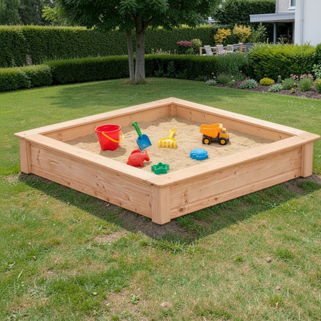 Holz Sandkasten Westfeld mit buntem Sandspielzeug auf dem Rasen im Garten