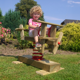 Kind sitzt auf dem Holz Federwipper Flugzeug im Garten